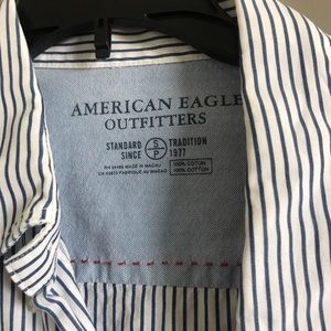 AMERICAN EAGLE MEN’S BUTTON DOWN; SIZE S